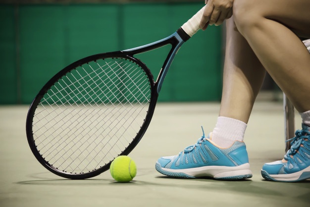 lady-tennis-player-sitting-court