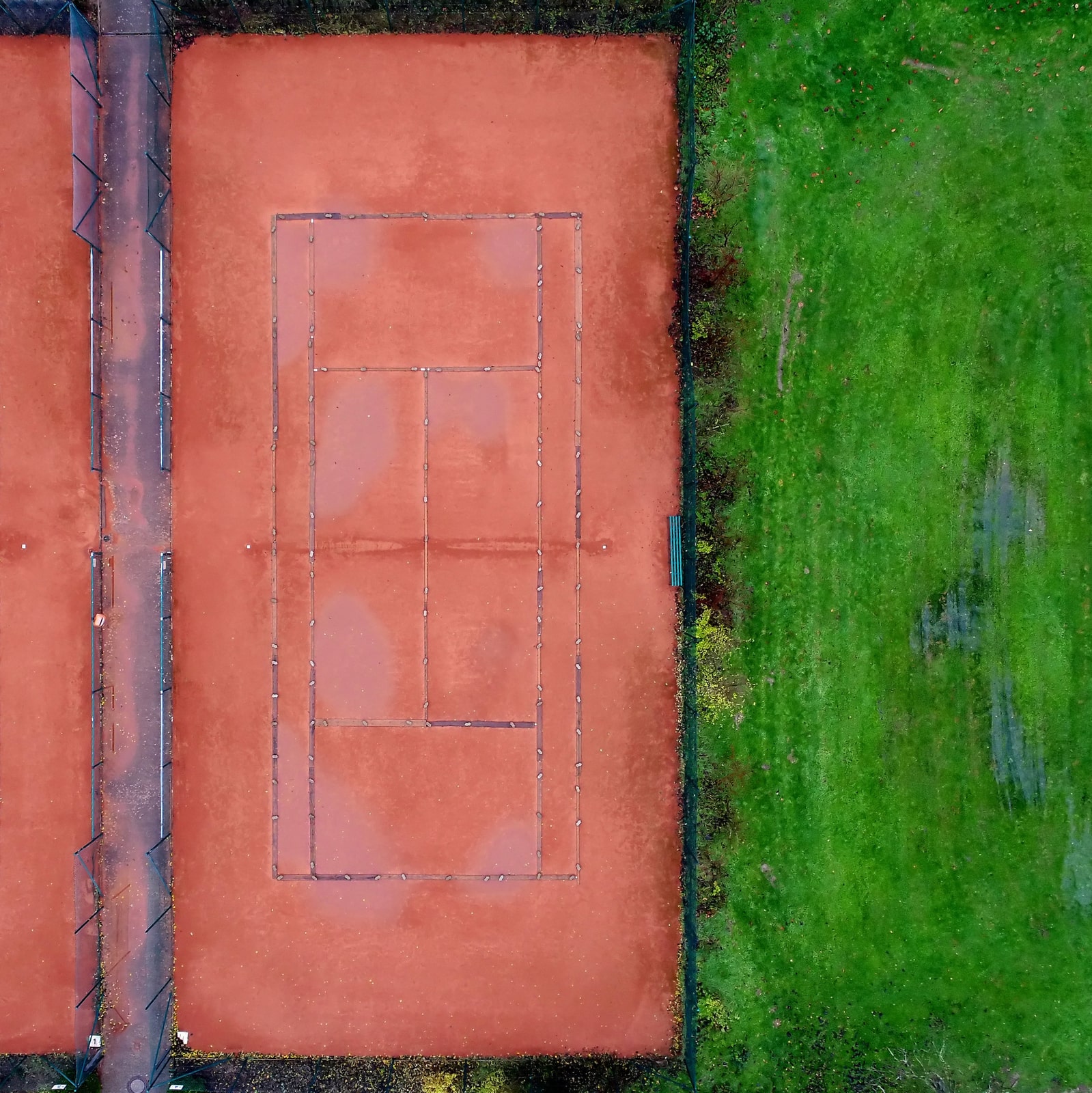 tennis-court-with-red-gravel